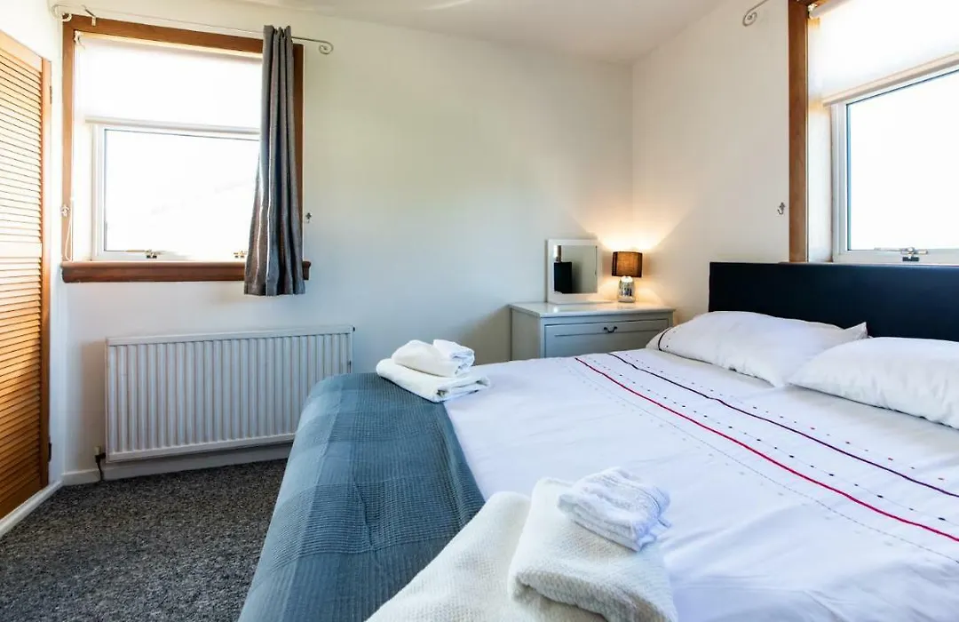 3 Bed House W/Drive & Garden V/Fast Wifi Near Bioquarter-1