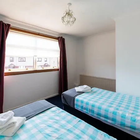 3 Bed House W/Drive & Garden V/Fast Wifi Near Bioquarter-2